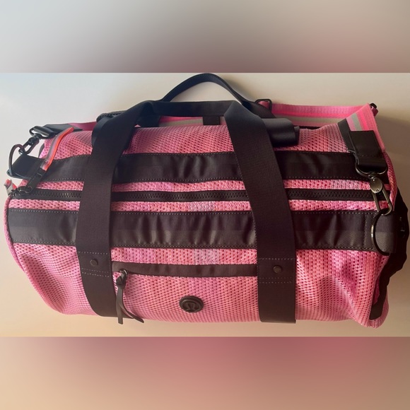 ⭐️ Host Pick ⭐️ Rare Lululemon Run On Duffle Bag Opulent Stripe Pink - Picture 3 of 6